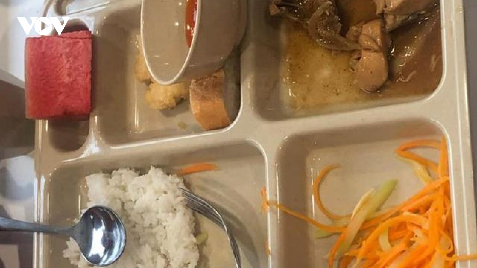 Học sinh Hà Nội "tố" suất ăn trưa có dòi, nhà trường lên tiếng