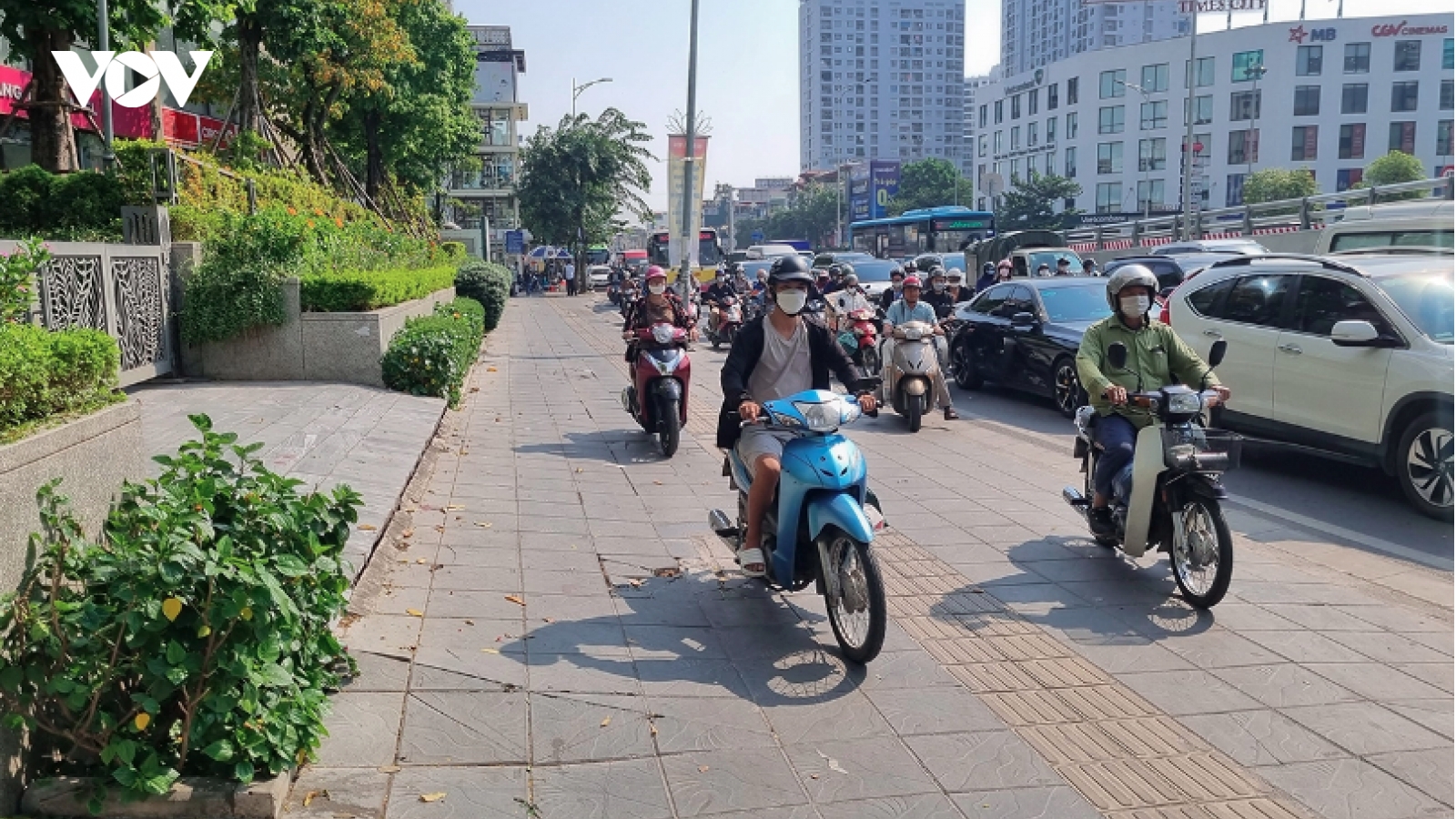 Những vỉa hè nát tươm dưới bánh ô tô, xe máy