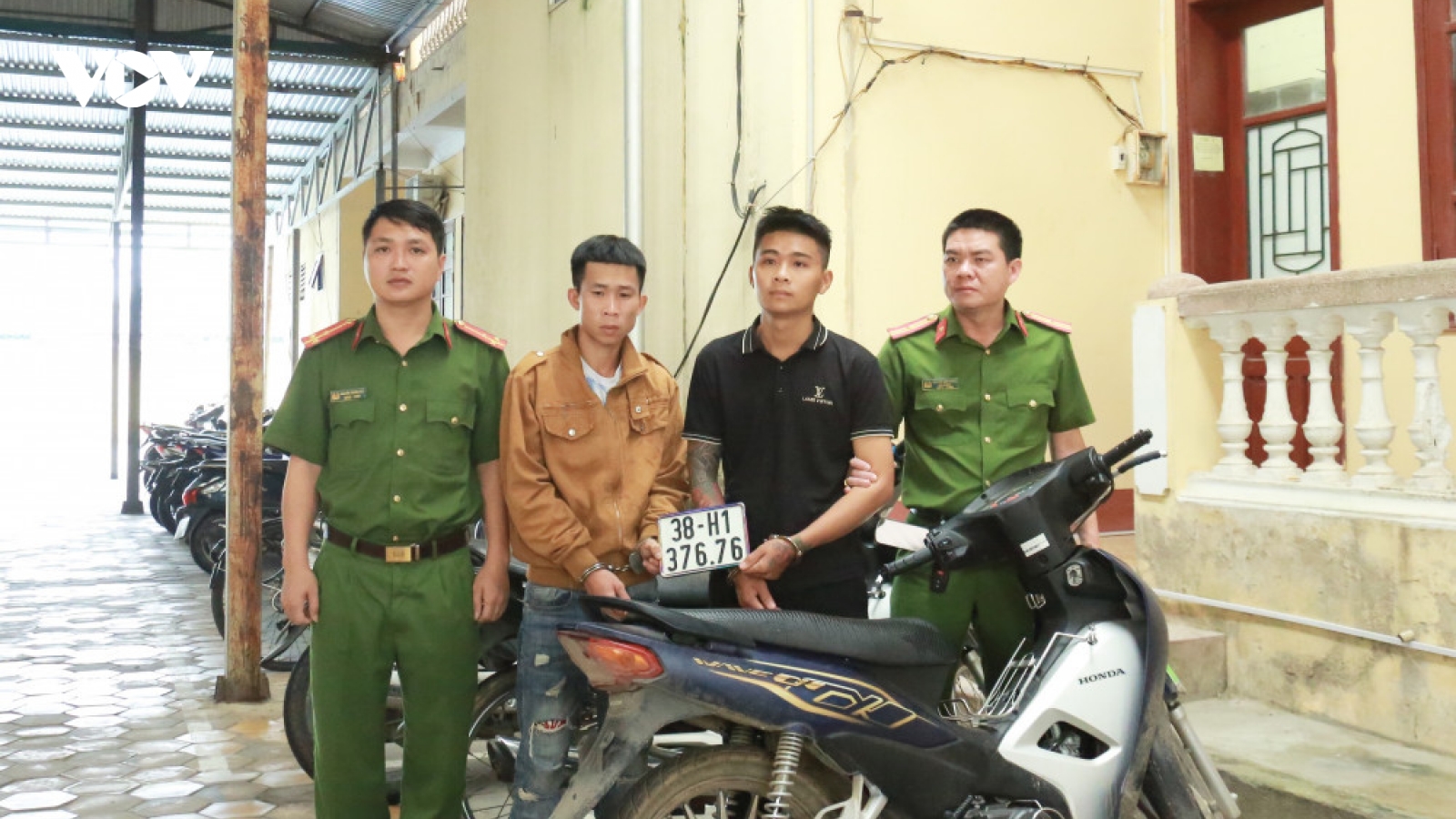 Bắt 2 đối tượng tháo biển số xe, gây ra nhiều vụ cướp táo tợn