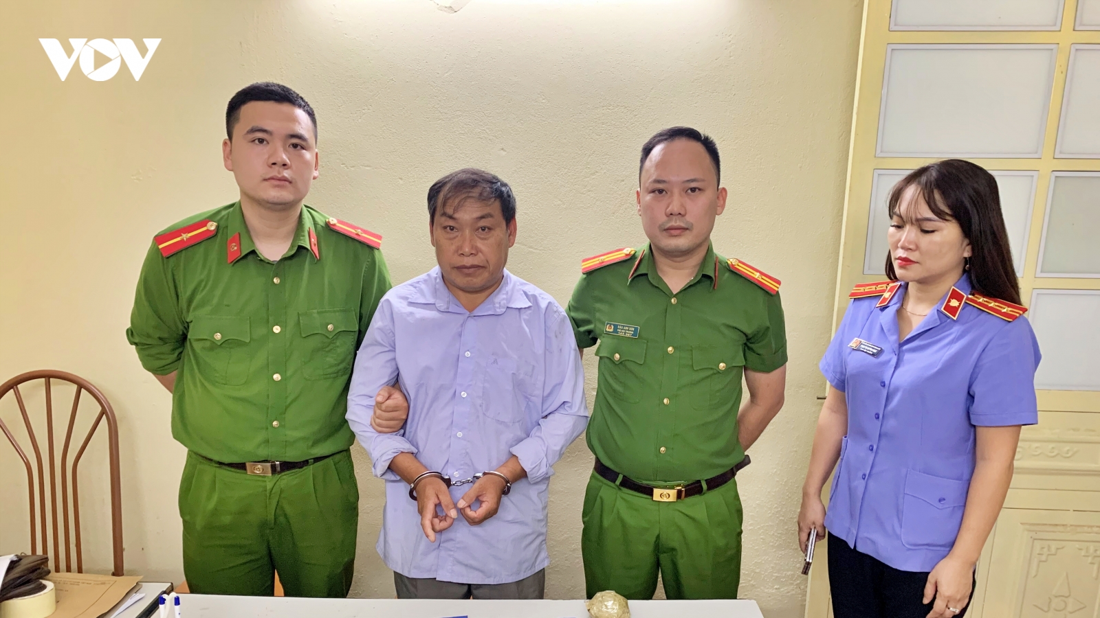 Mang 1 bánh heroin và hàng nghìn viên ma túy đi bán kiếm lời