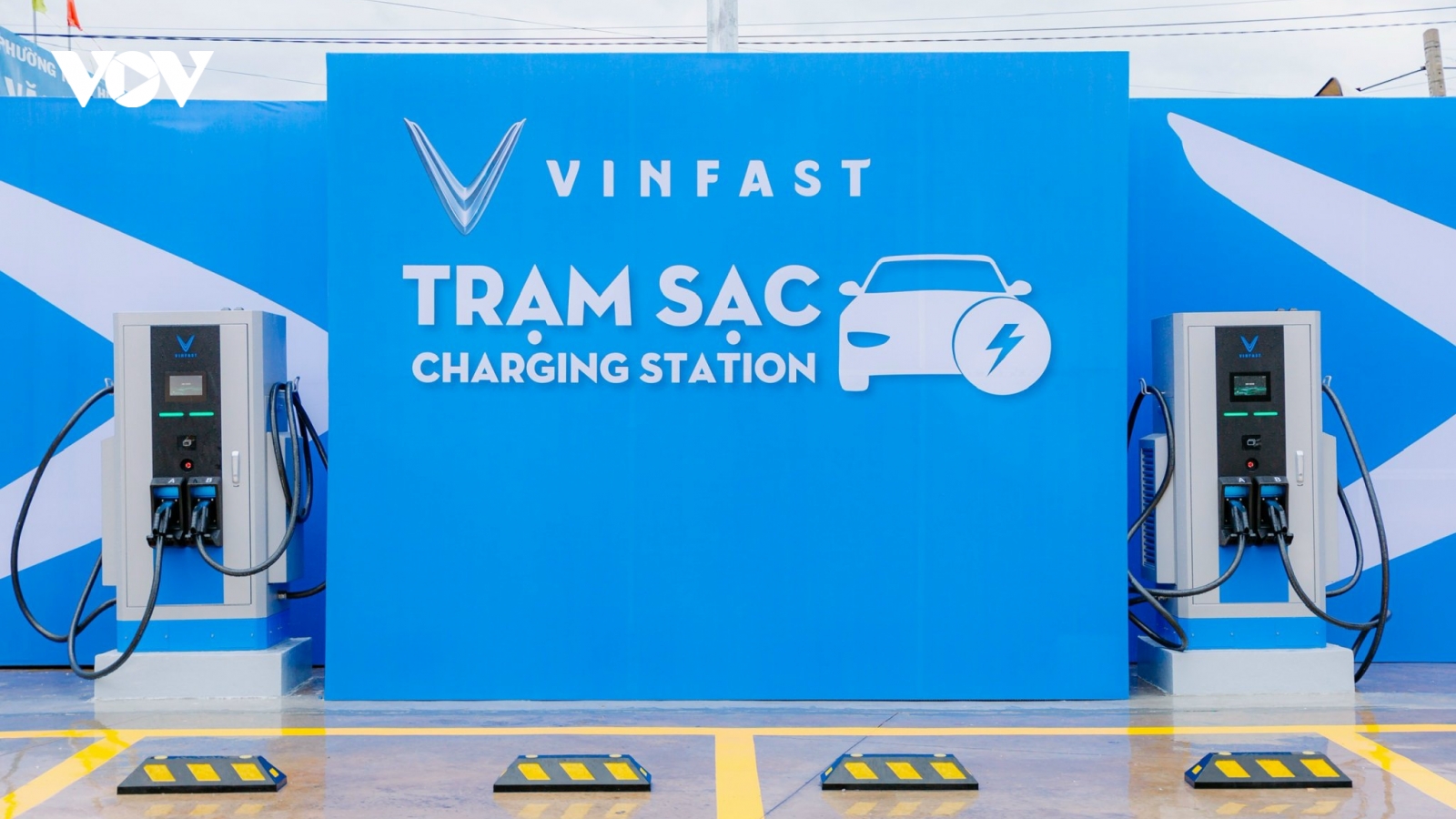VinFast và Petrolimex khai trương dịch vụ sạc xe điện tại hệ thống của Petrolime