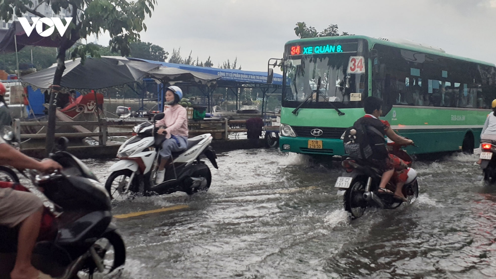 Triều cường dâng cao, người dân ở TP.HCM lội nước về nhà sau giờ tan tầm