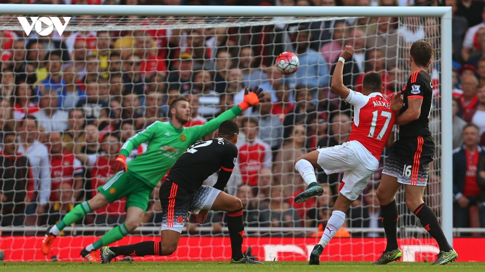 Ngày này năm xưa: Arsenal hạ gục MU theo kịch bản khó tin