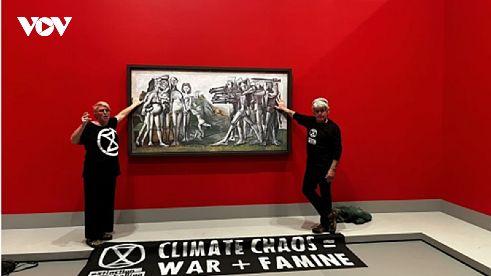 Hai người biểu tình dán tay vào tranh quý của danh họa Picasso