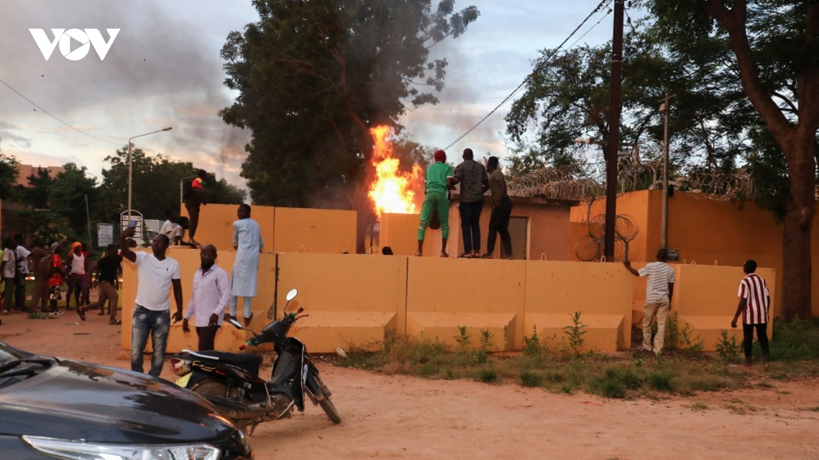 Đảo chính lần 2 tại Burkina Faso, người biểu tình đốt phá đại sứ quán Pháp