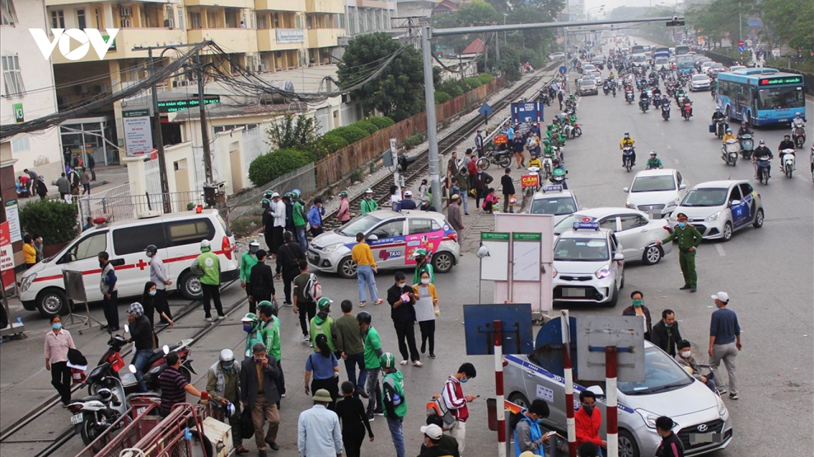 Xe taxi "dàn trận" bắt khách gây náo loạn trước cổng Bệnh viện Bạch Mai