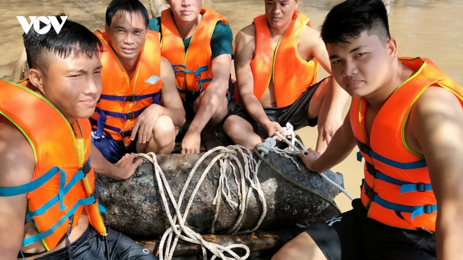 Bom nặng hơn 350 kg còn nguyên ngòi nổ ở Trà Vinh