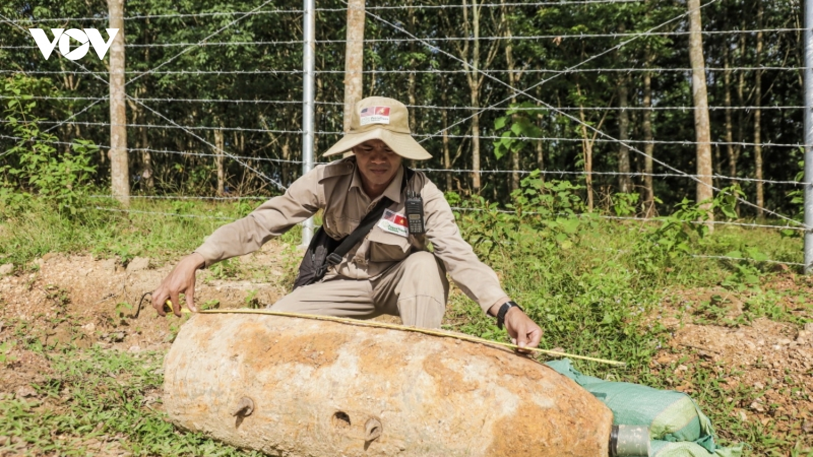 Quảng Trị phát hiện 2 quả bom lớn trong vườn nhà dân