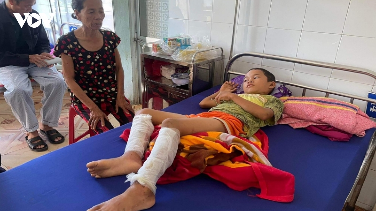 Cha tức giận dùng xăng đốt chân con trai ruột