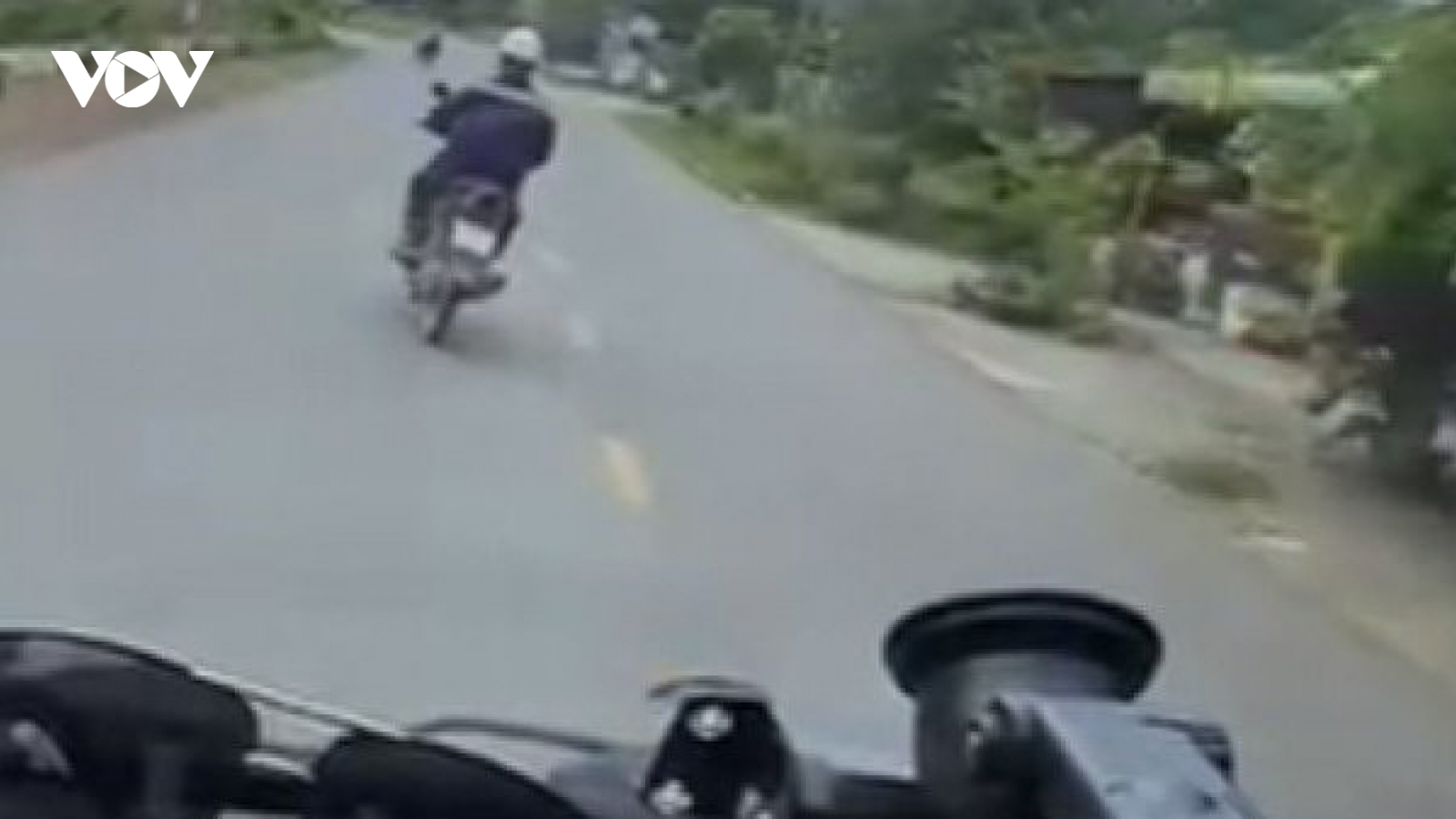 Công an Bình Dương mời người đàn ông cản đường xe cứu thương lên làm việc