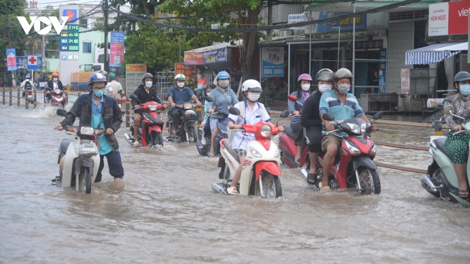 Người dân Cần Thơ chật vật đưa con đến trường ngày triều cường vượt báo động III