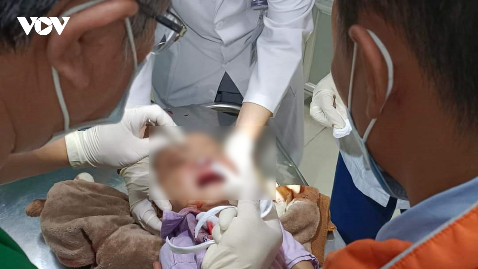 Xác minh thông tin cảnh sát giao thông làm em bé 3 tuổi bị trọng thương