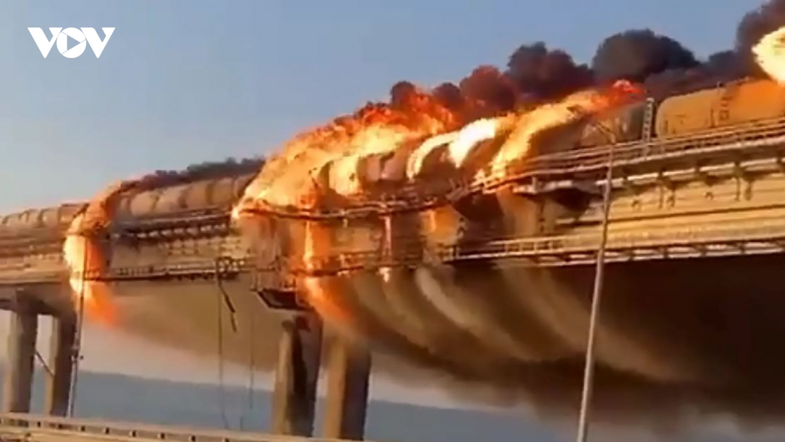 Cháy lớn trên cầu Kerch ở Crimea
