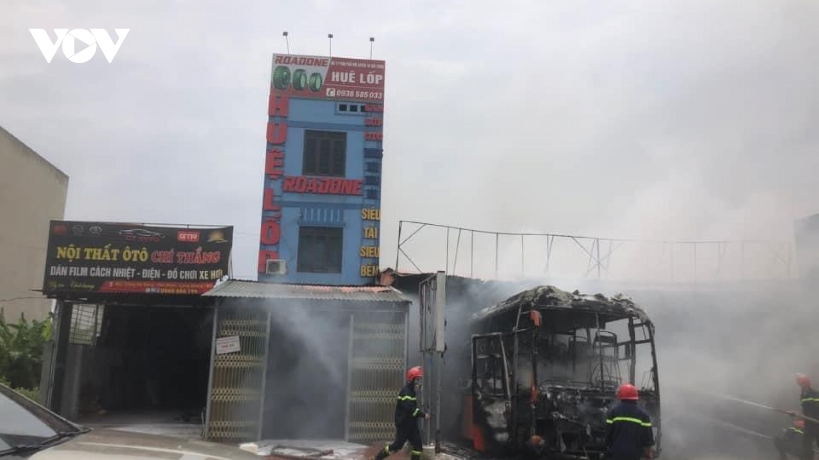 Cháy lớn thiêu rụi gara ôtô ở Bắc Giang