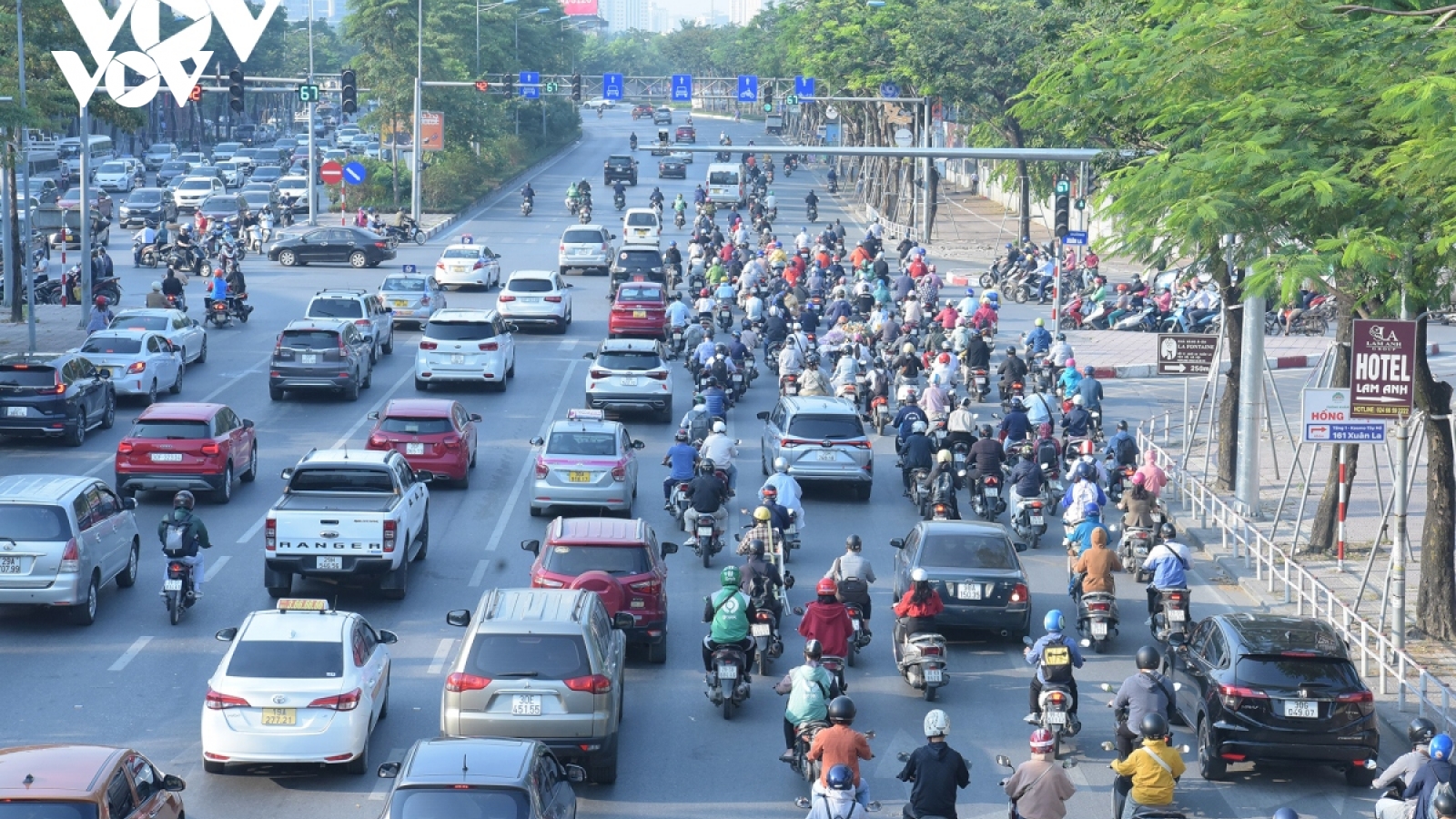 Ô tô dàn hàng ngang, lấn hết làn xe máy trên đường phố Hà Nội