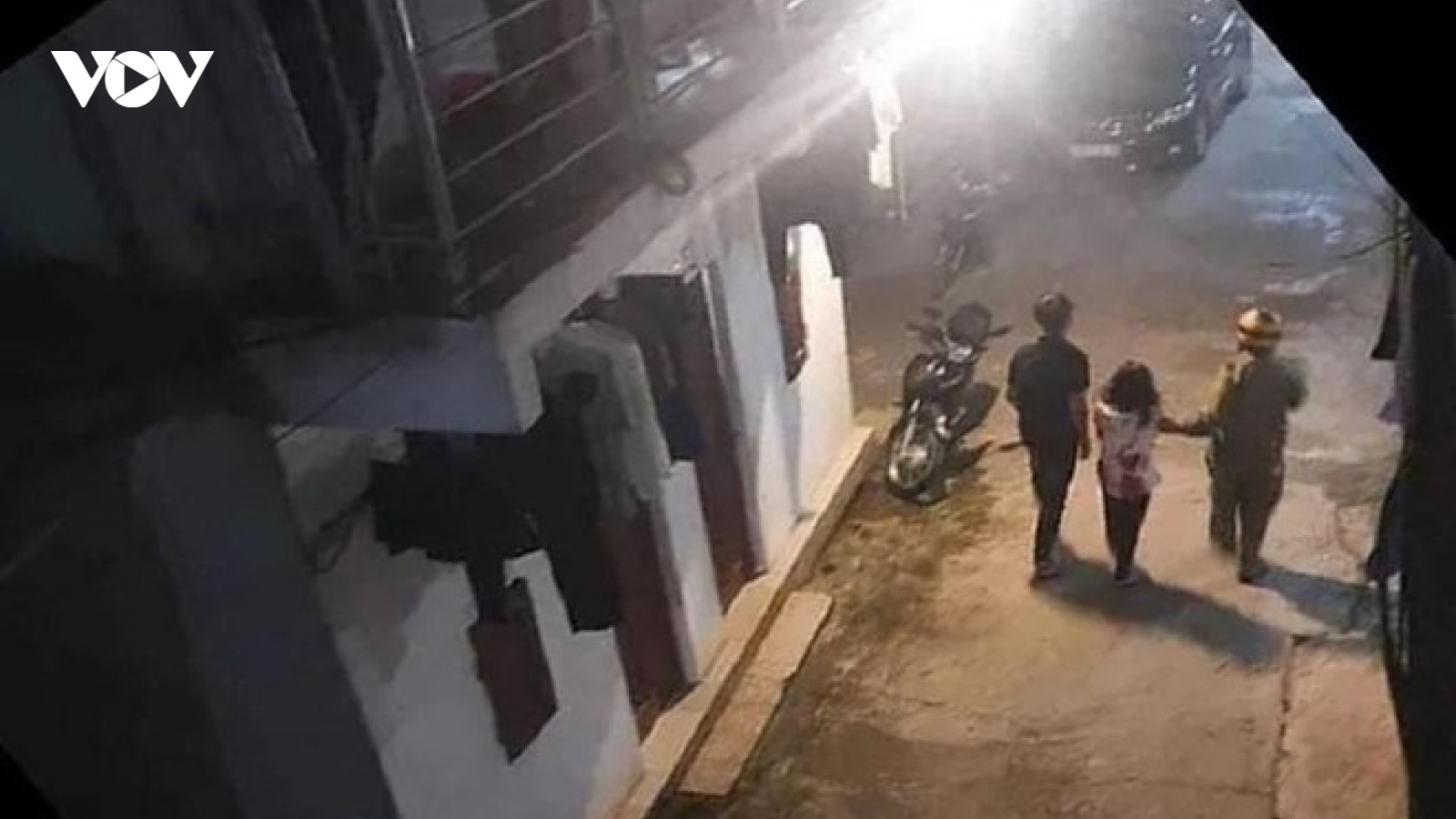 Gã trai dùng dao đâm trọng thương bạn gái tại phòng trọ