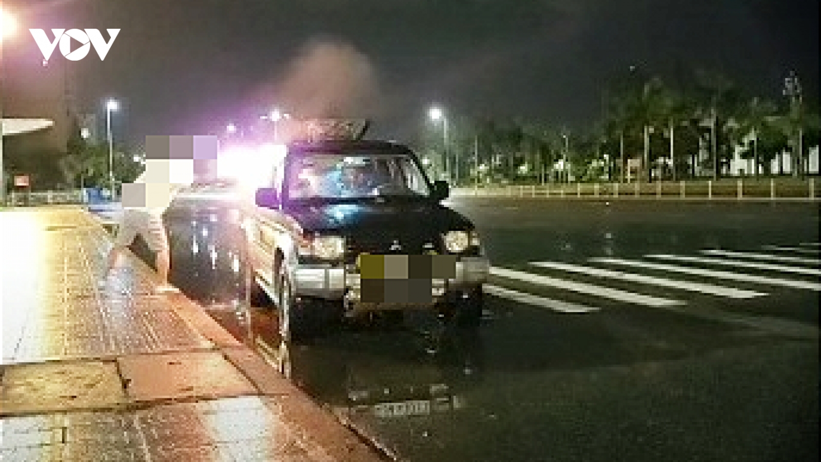 Điều tra nghi vấn người đàn ông phóng hỏa đốt ô tô trên phố