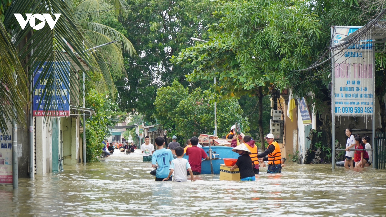 Không quản nước ngang người đưa hàng cứu trợ đến bà con bị ngập ở Nghệ An