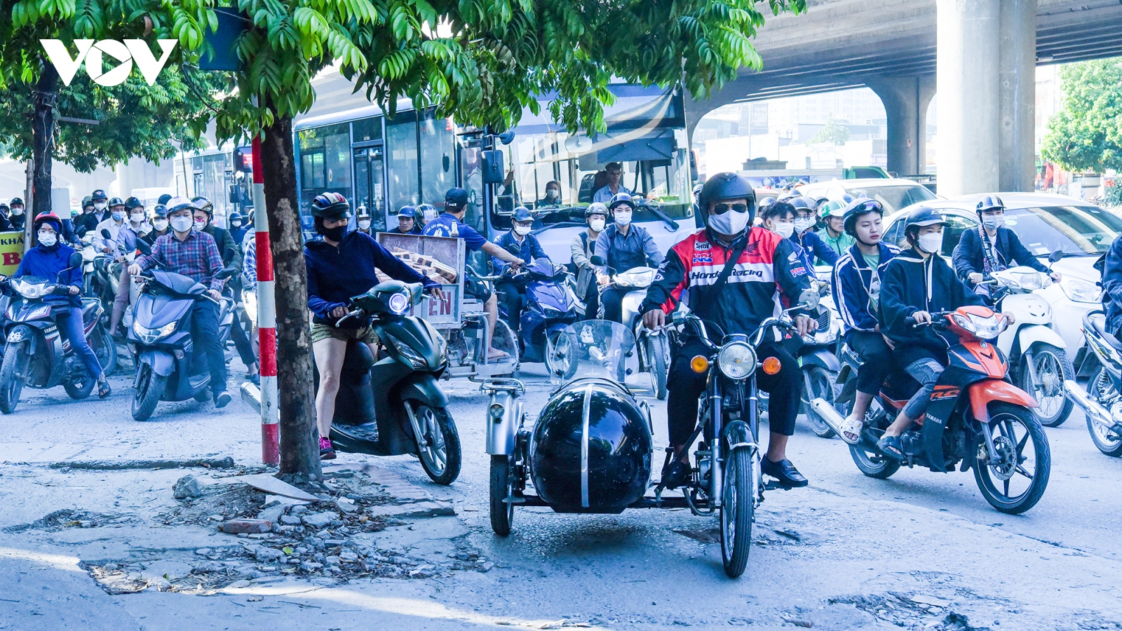 Giờ cao điểm, vỉa hè Hà Nội thành lòng đường thứ 2 của các phương tiện giao thông