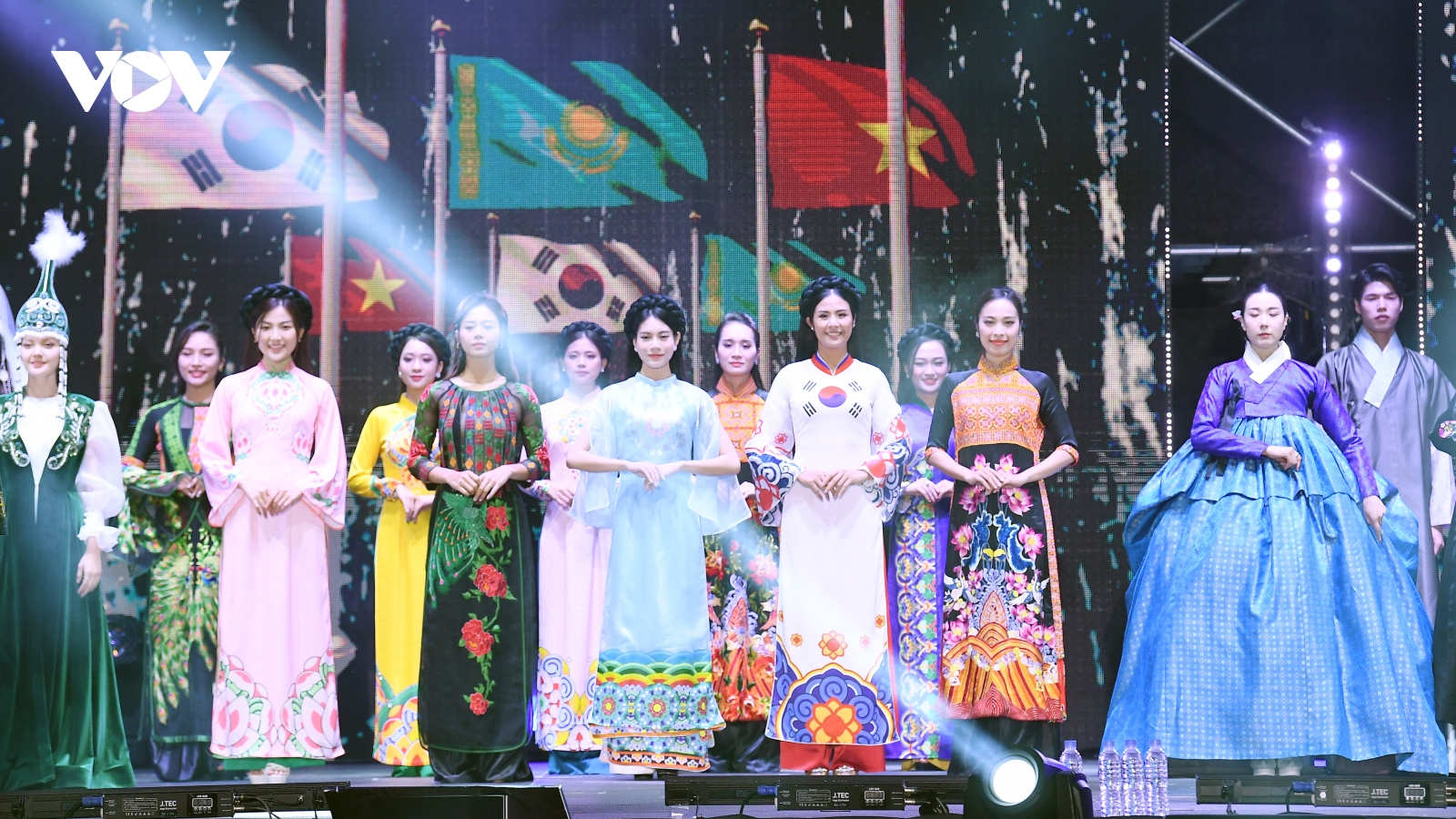 
        Ngọc Hân, Lương Thanh duyên dáng trình diễn áo dài tại Hàn Quốc
                          
                      