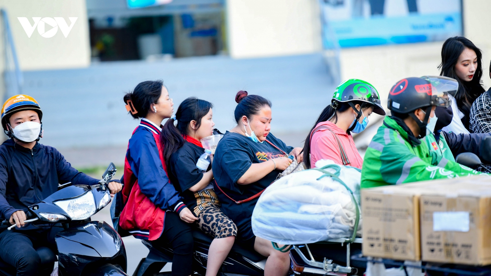 Phụ huynh chở con vi phạm luật giao thông sẽ để lại hệ lụy lâu dài