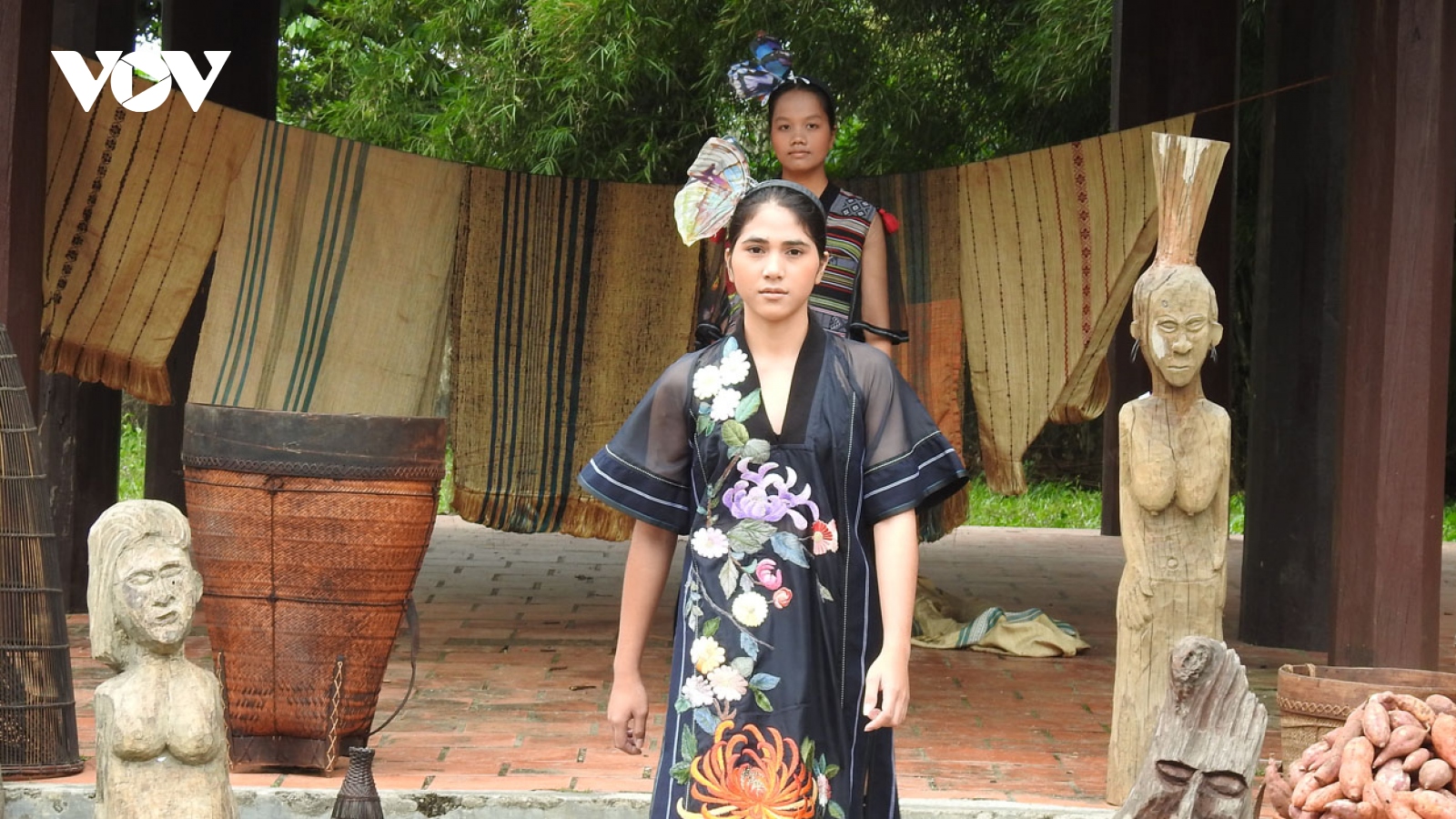 Trình diễn áo dài và thời trang thổ cẩm Tây Nguyên tại Kon Tum