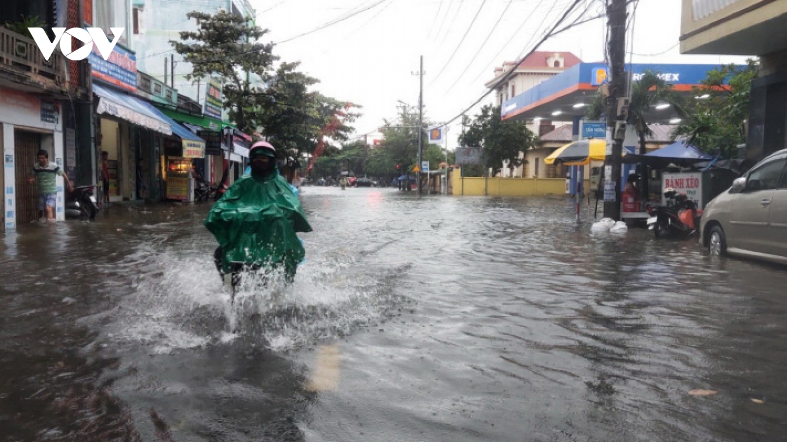 Mưa to, nhiều đường phố thành phố Tuy Hòa ngập sâu trong nước
