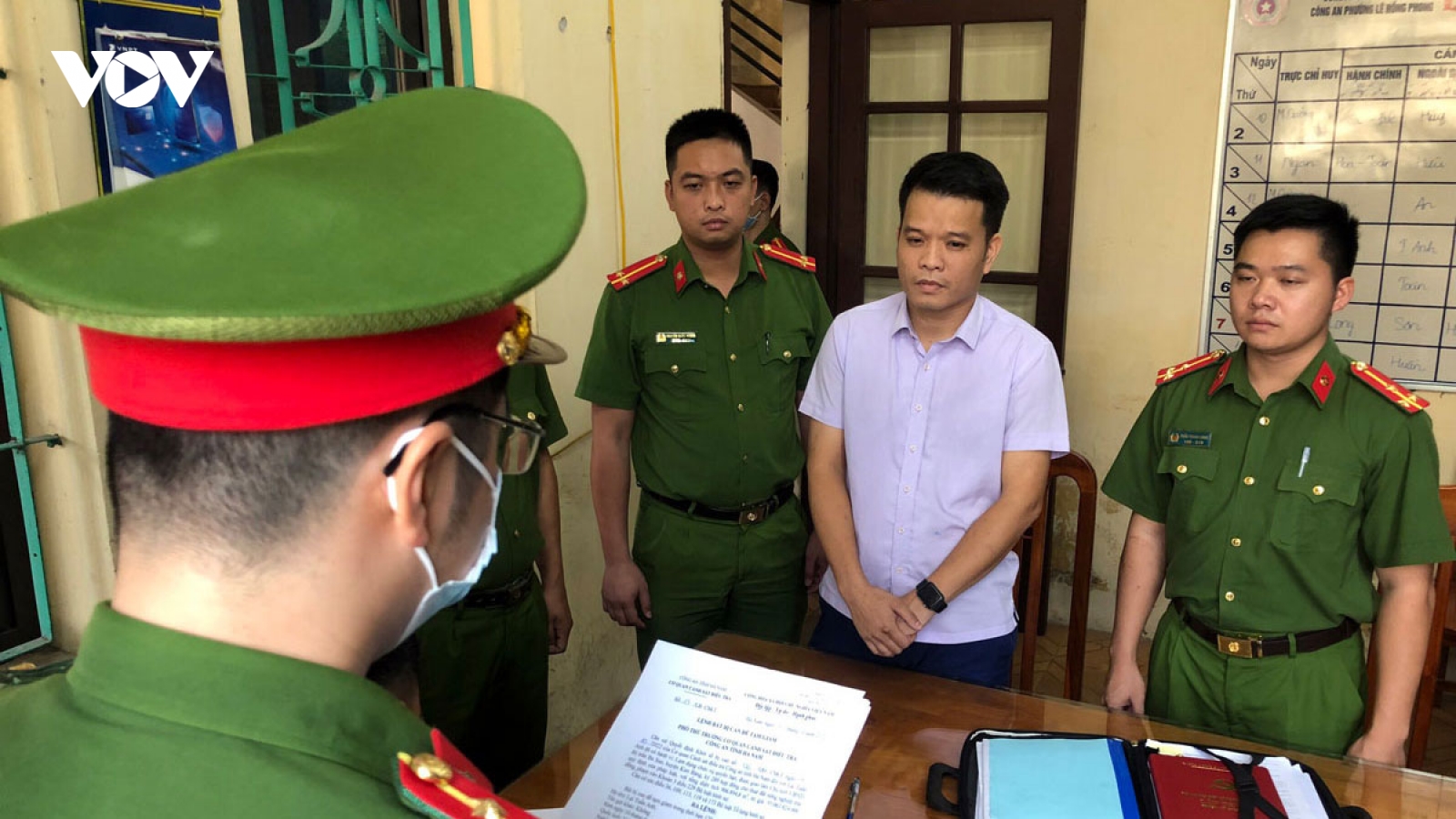 Nóng 24h: Chủ tịch UBND thị trấn Ba Sao bị bắt vì vi phạm quy định quản lý đất đai