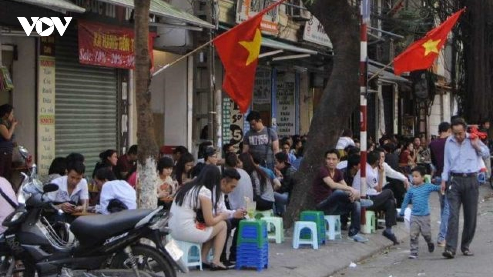 Quản lý lòng đường vỉa hè đô thị: Sao mãi cứ loay hoay?
