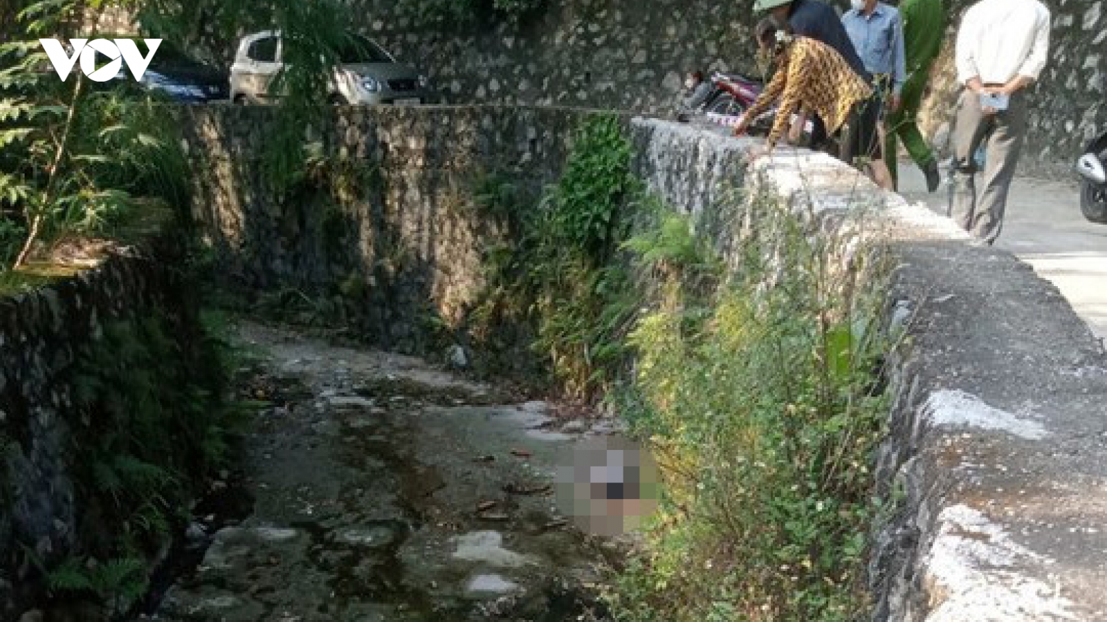 Phát hiện thi thể người đàn ông dưới lòng suối