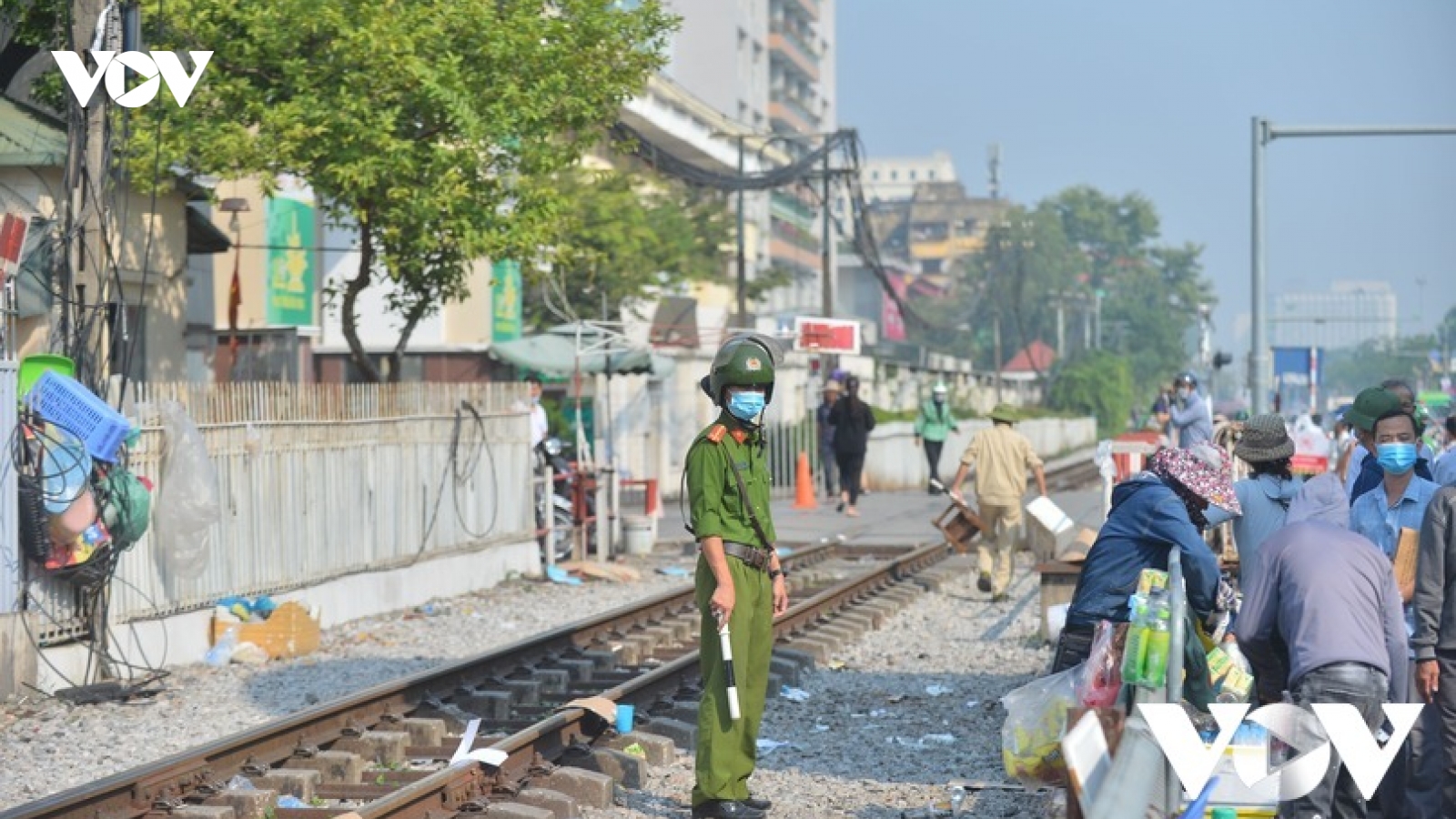 Lấn chiếm hành lang an toàn đường sắt đoạn qua viện Bạch Mai để bán hàng