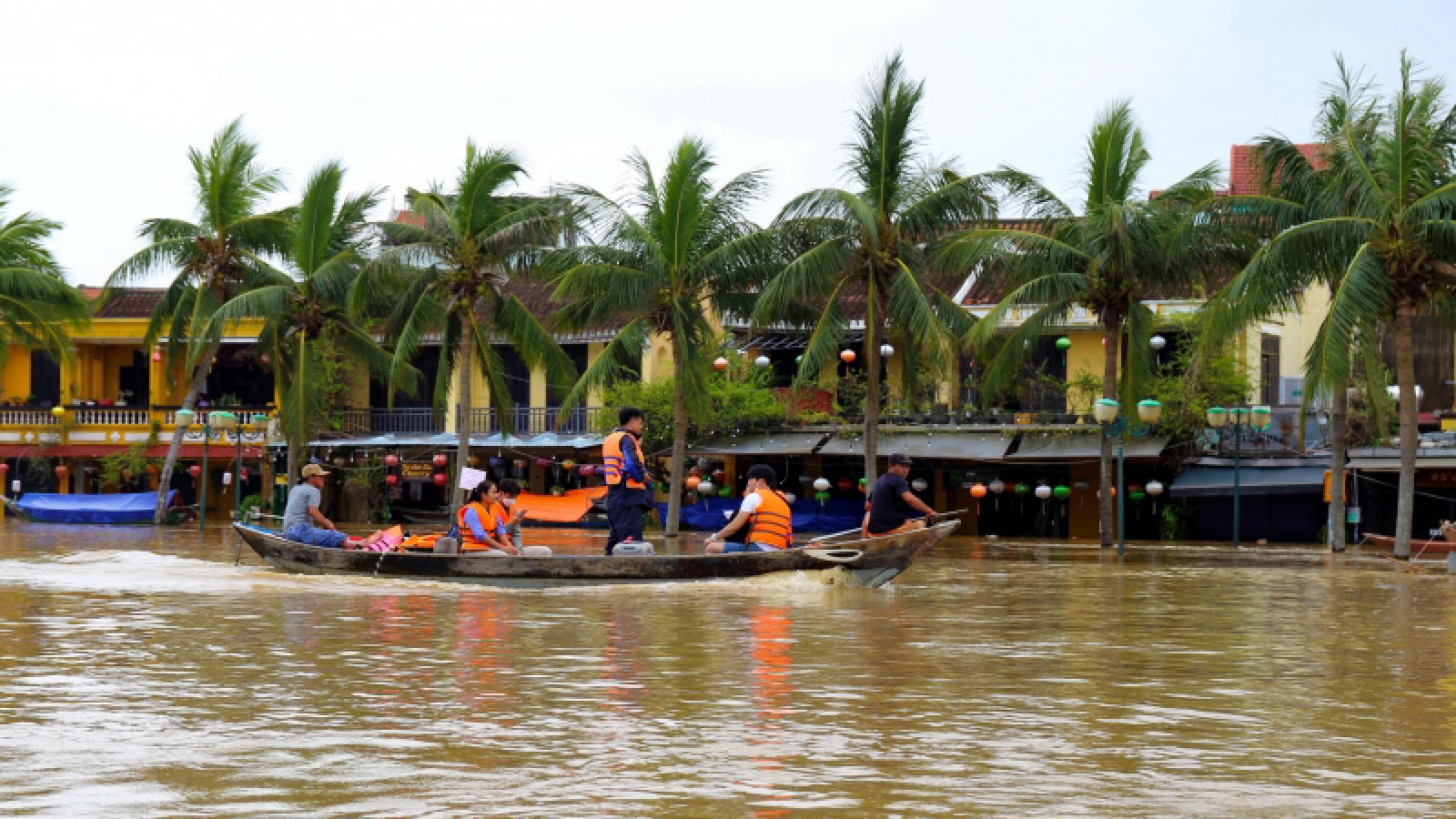 Phố cổ Hội An ngập trong nước lũ, người dân đi lại bằng ghe