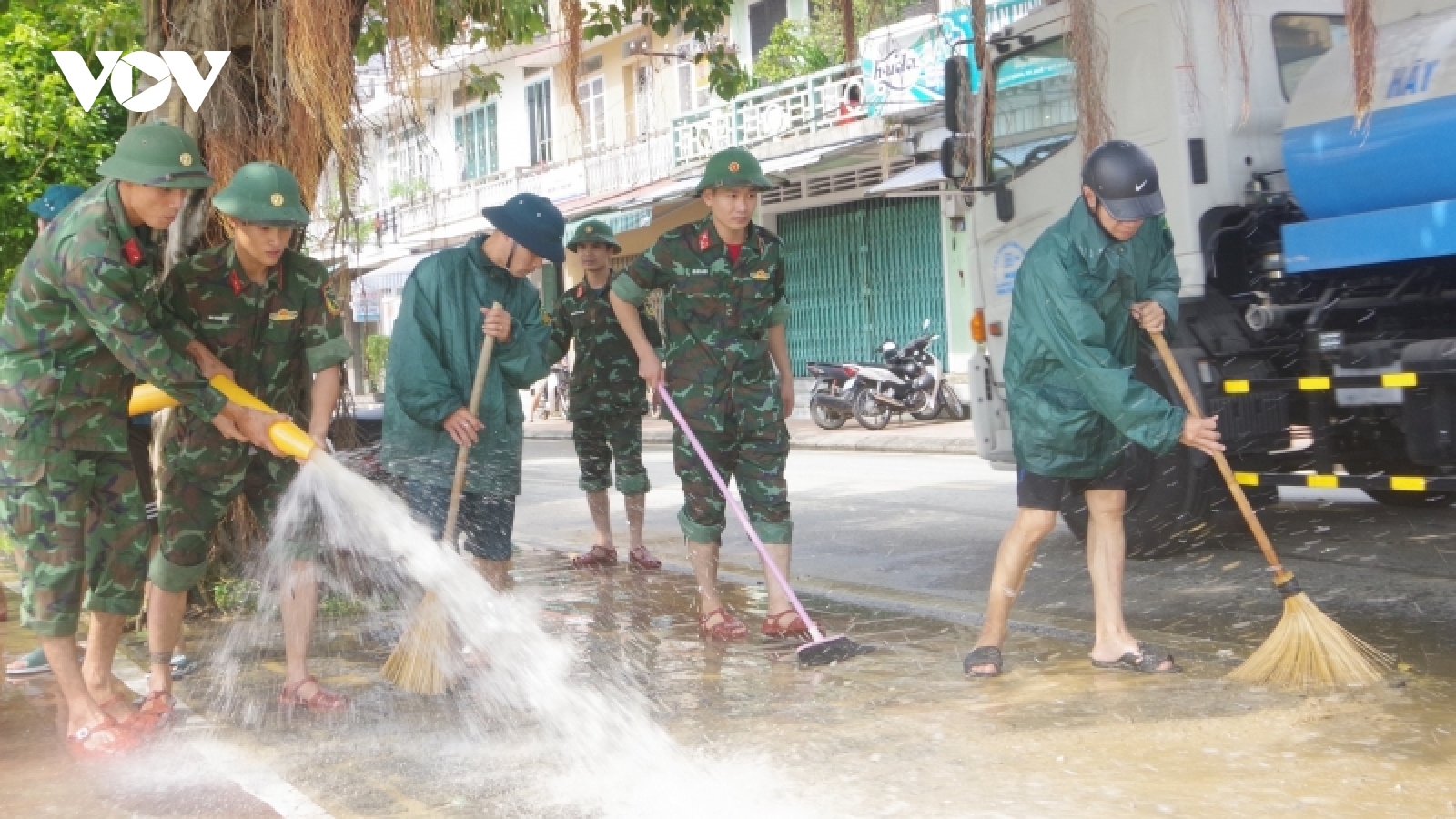 Người dân và các lực lượng vũ trang Thừa Thiên Huế dọn bùn, đất sau mưa ngập