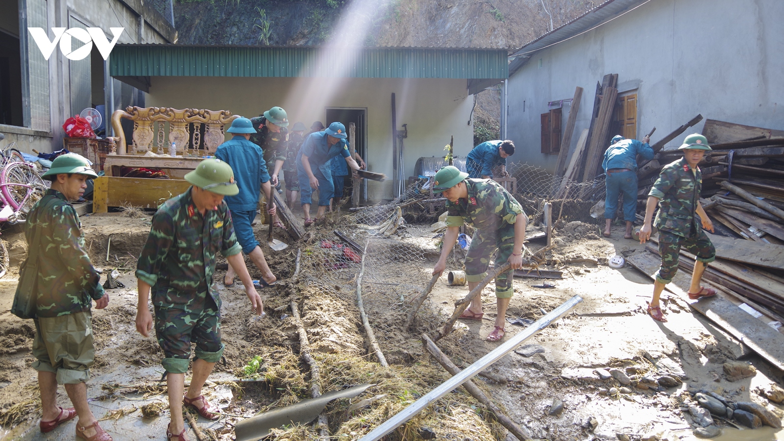 Người dân bị lũ quét: "Chúng tôi không chết đói nhờ có các chú bộ đội cứu trợ"