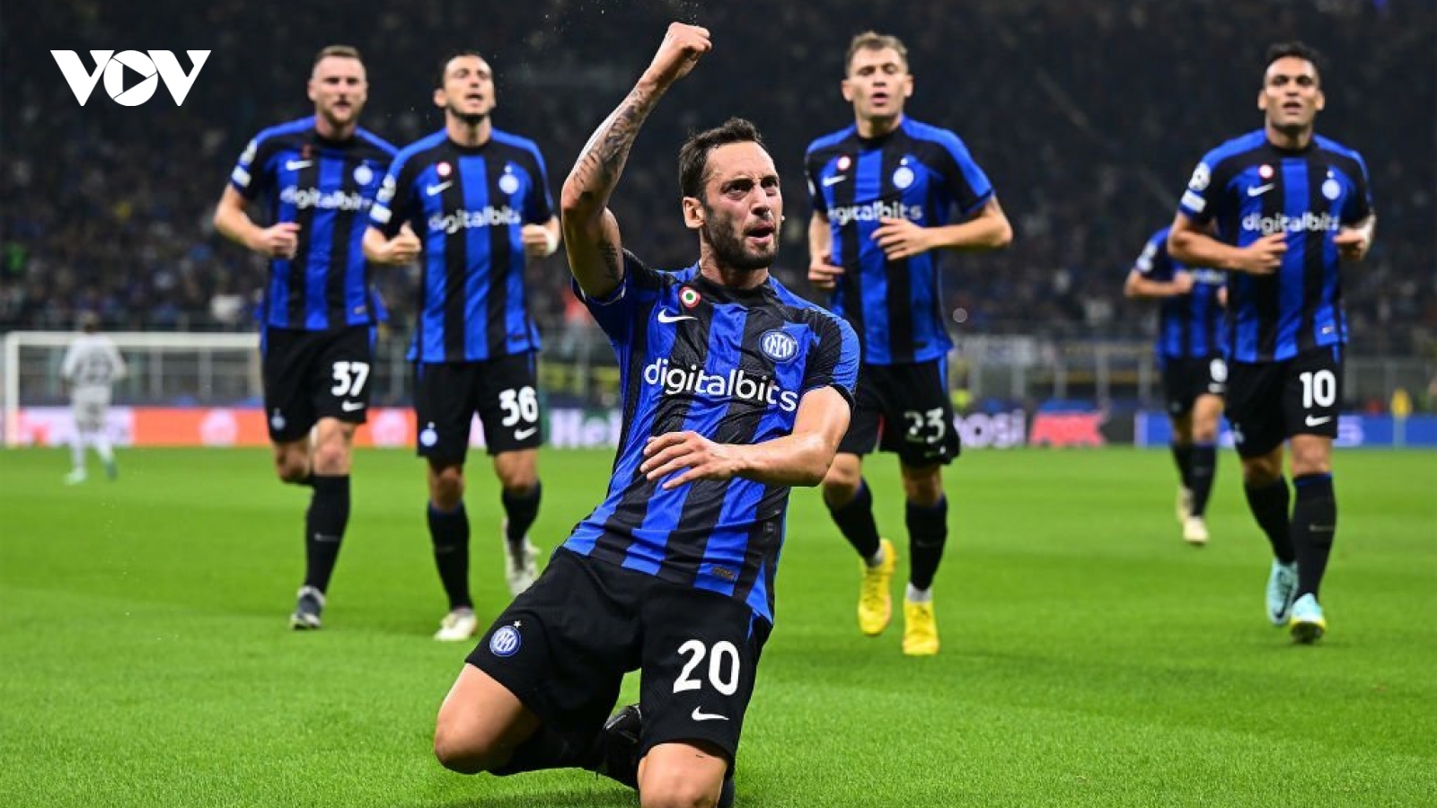 Calhanoglu ghi bàn đẹp mắt, Inter Milan thắng nghẹt thở Barca