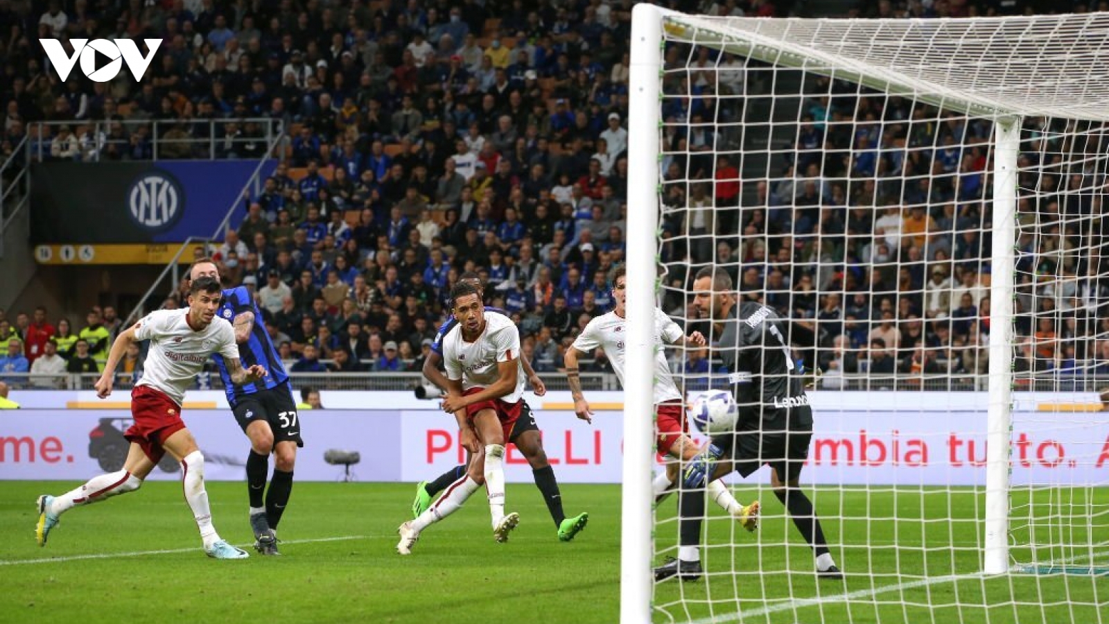 AS Roma thắng ngược Inter Milan trong ngày Mourinho bị cấm chỉ đạo