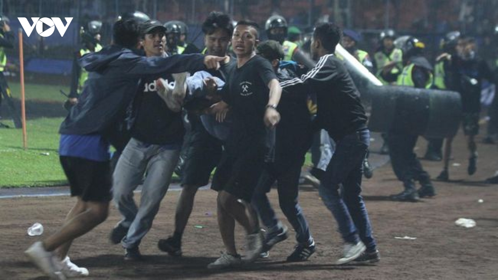 Vụ bạo loạn ở giải VĐQG Indonesia: 127 người thiệt mạng, trong đó có 2 cảnh sát