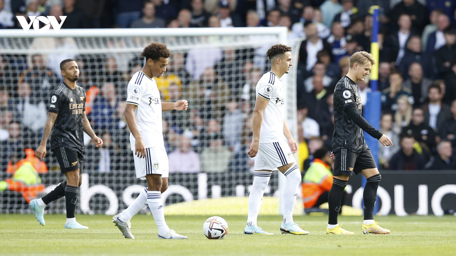 Sự cố hy hữu khiến trận Leeds - Arsenal bị hoãn 40 phút