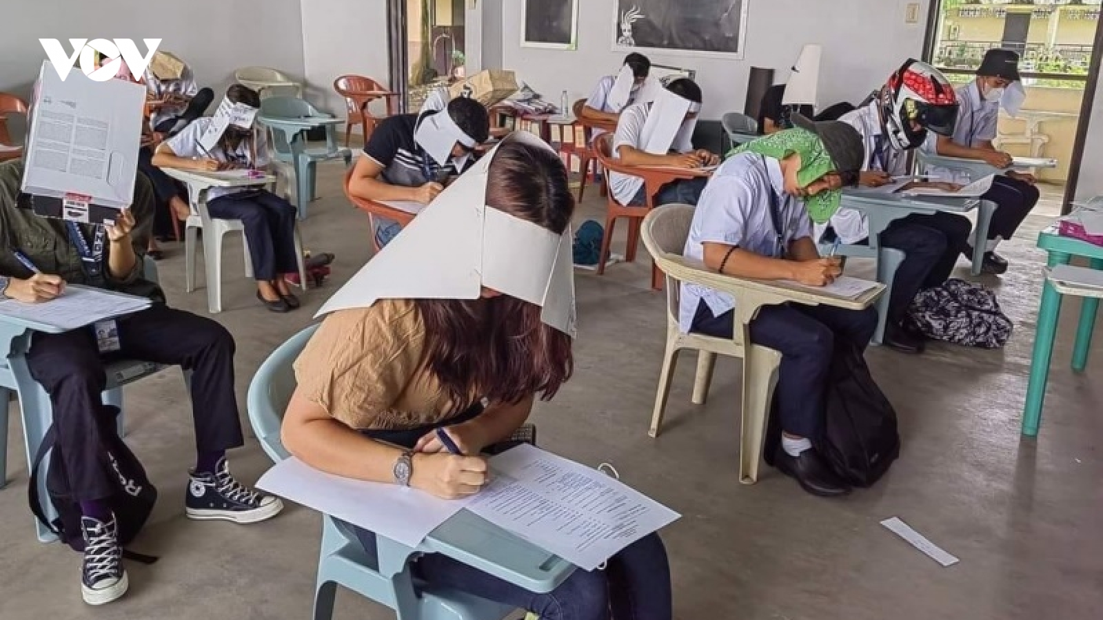 “Mũ chống gian lận” trong kỳ thi gây sốt mạng xã hội tại Philippines