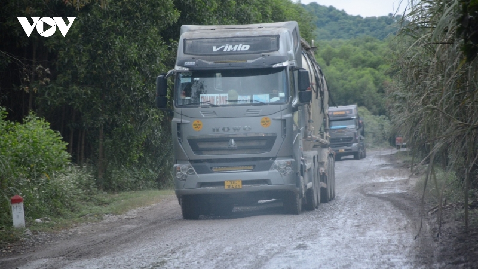Xe tải nặng phá nát tỉnh lộ 538 tại Nghệ An: Chậm trễ hay vô cảm?