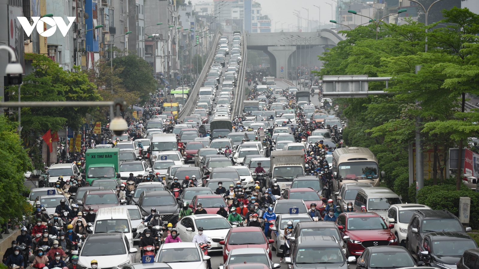 Ý thức tham gia giao thông kém khiến đường phố Hà Nội ngày càng tắc