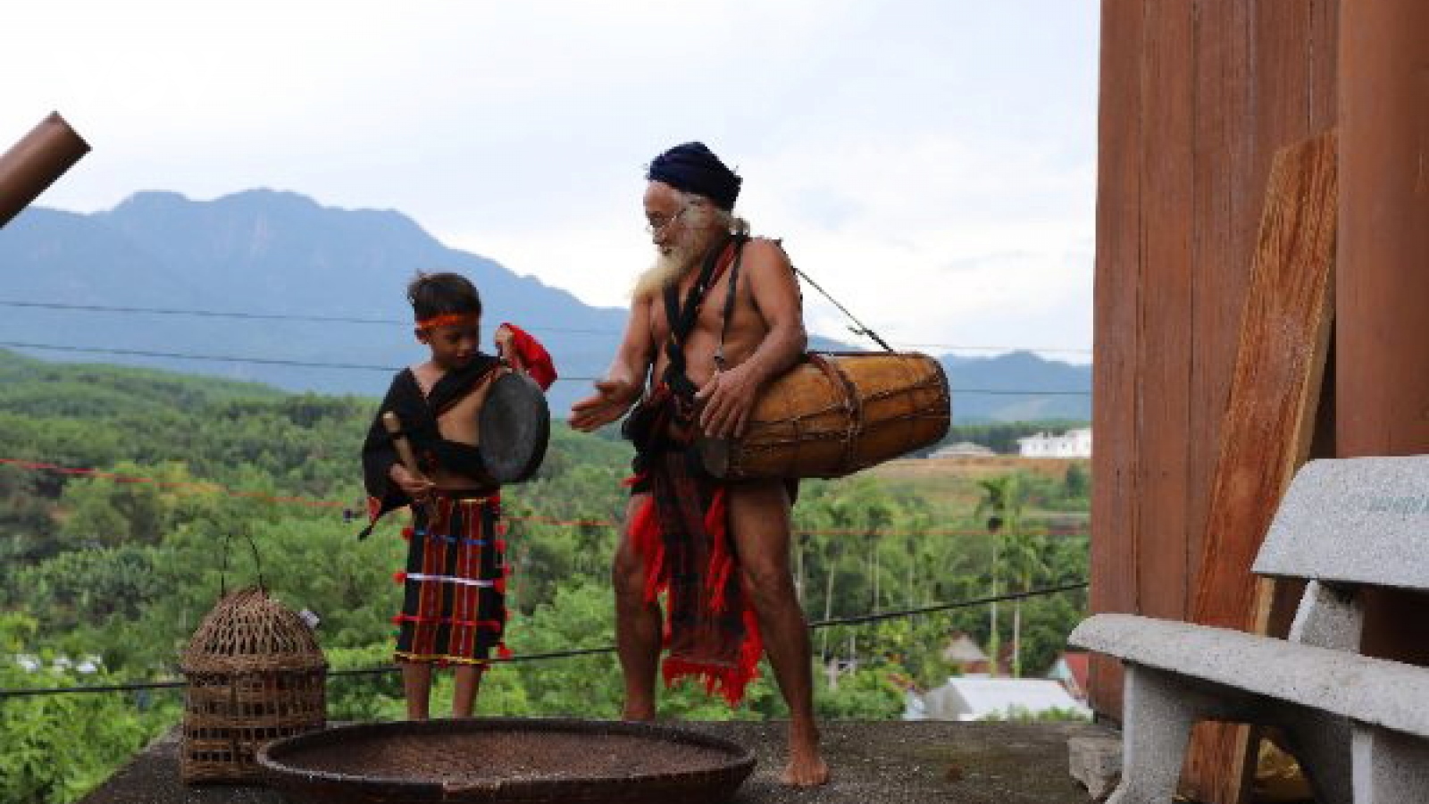 Giữ hồn cồng chiêng cho lớp trẻ