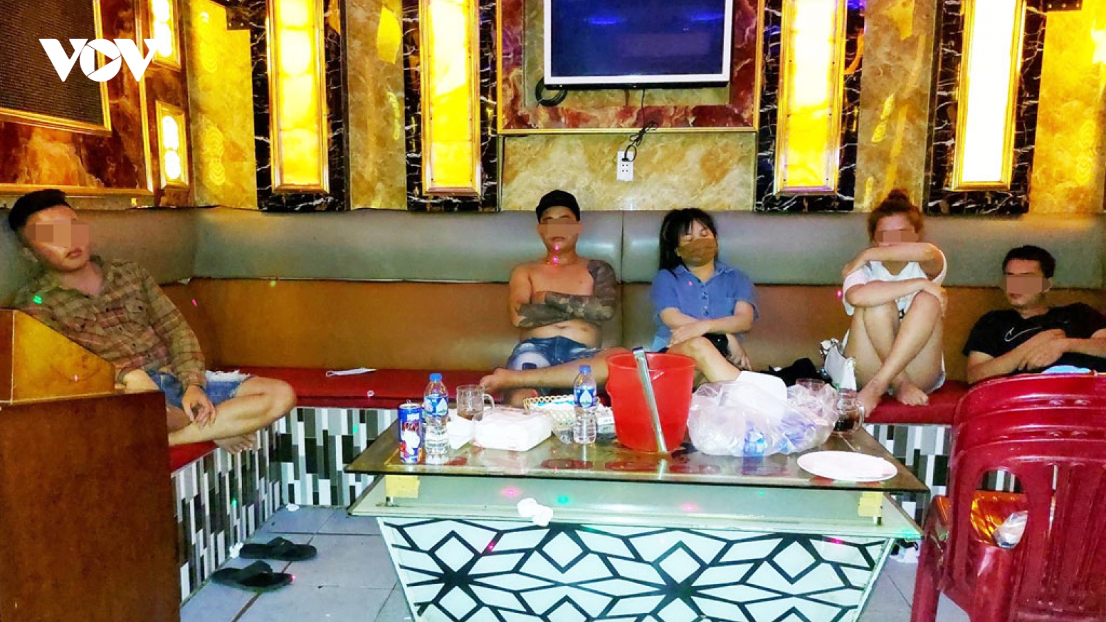 Công an phát hiện 11 nam nữ "phê thuốc" trong quán karaoke ở Long An