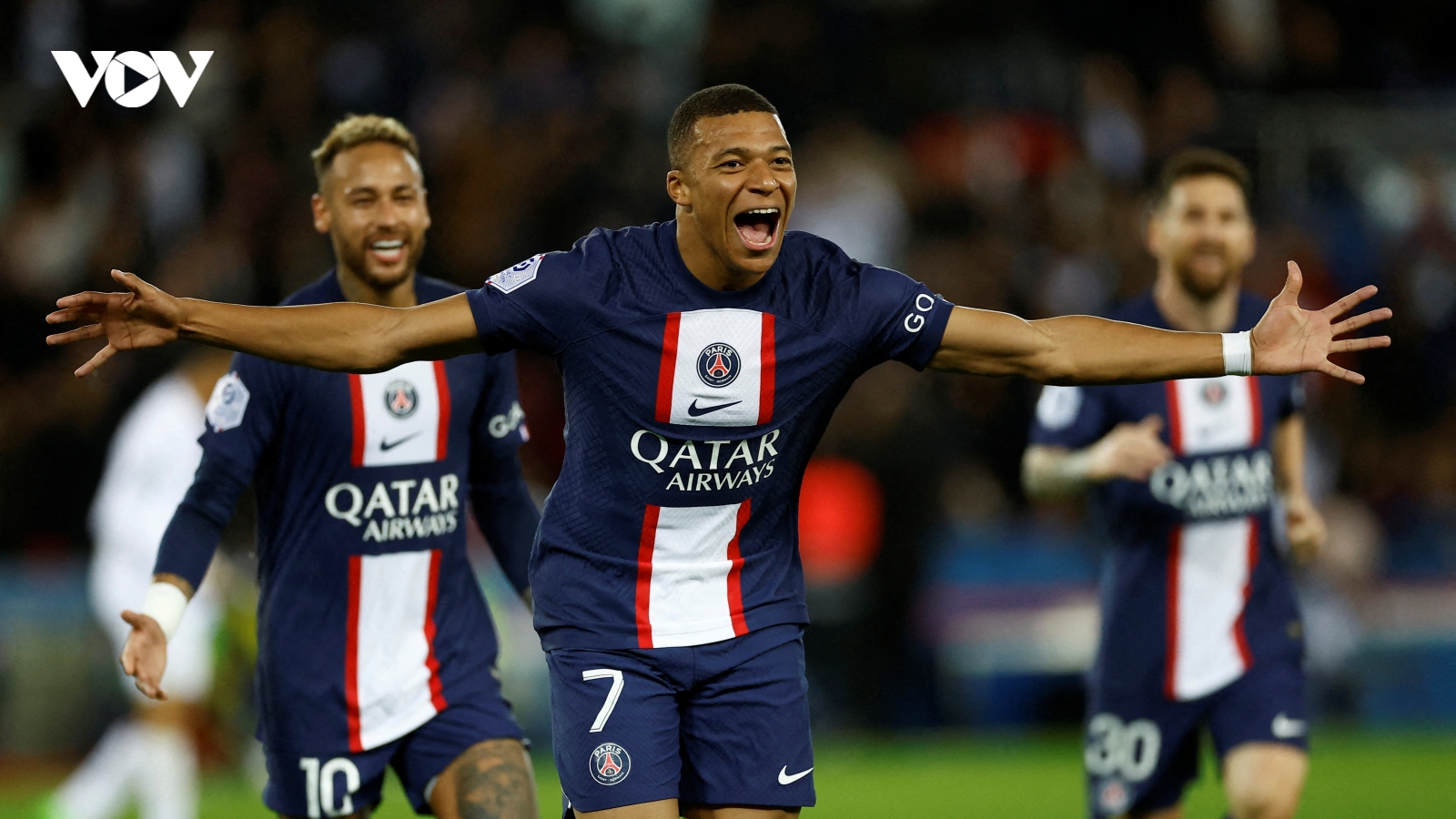 Mbappe và Messi ghi bàn giúp PSG thắng nhọc Nice