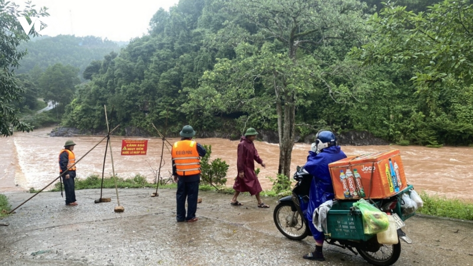 Mưa lớn gây chia cắt ở Quảng Bình, học sinh không thể đến trường