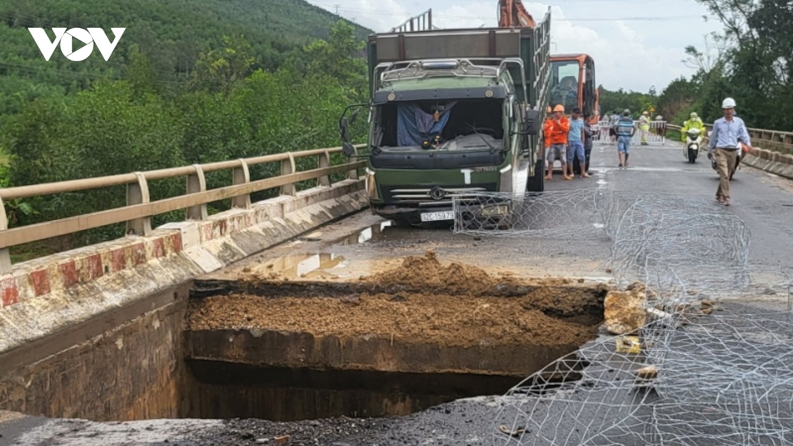 Mưa lớn ở Quảng Nam khiến giao thông ách tắc, nhiều khu dân cư ngập lụt
