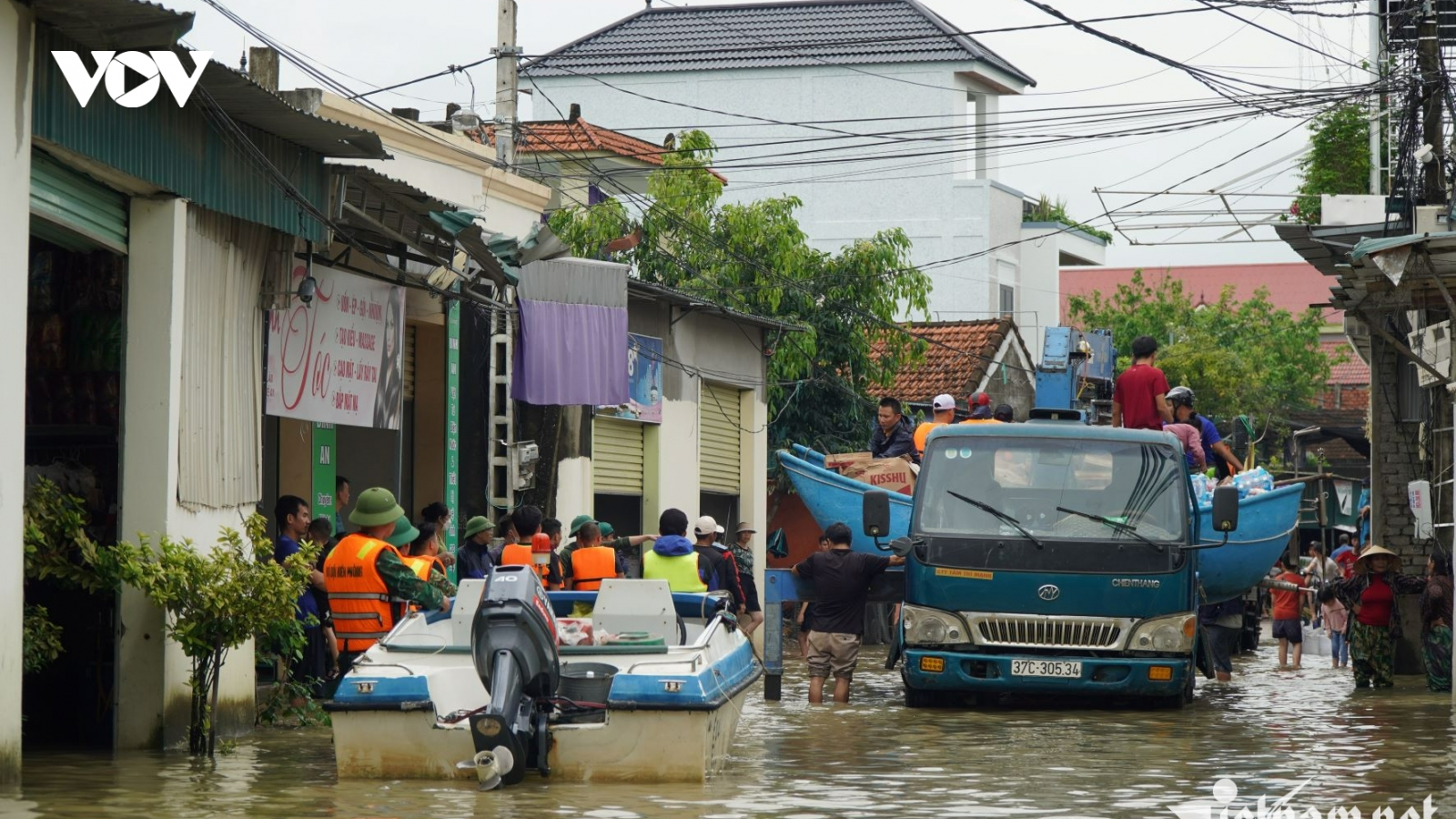 Lội nước ngập ngang thân cứu trợ giúp dân vùng rốn lũ