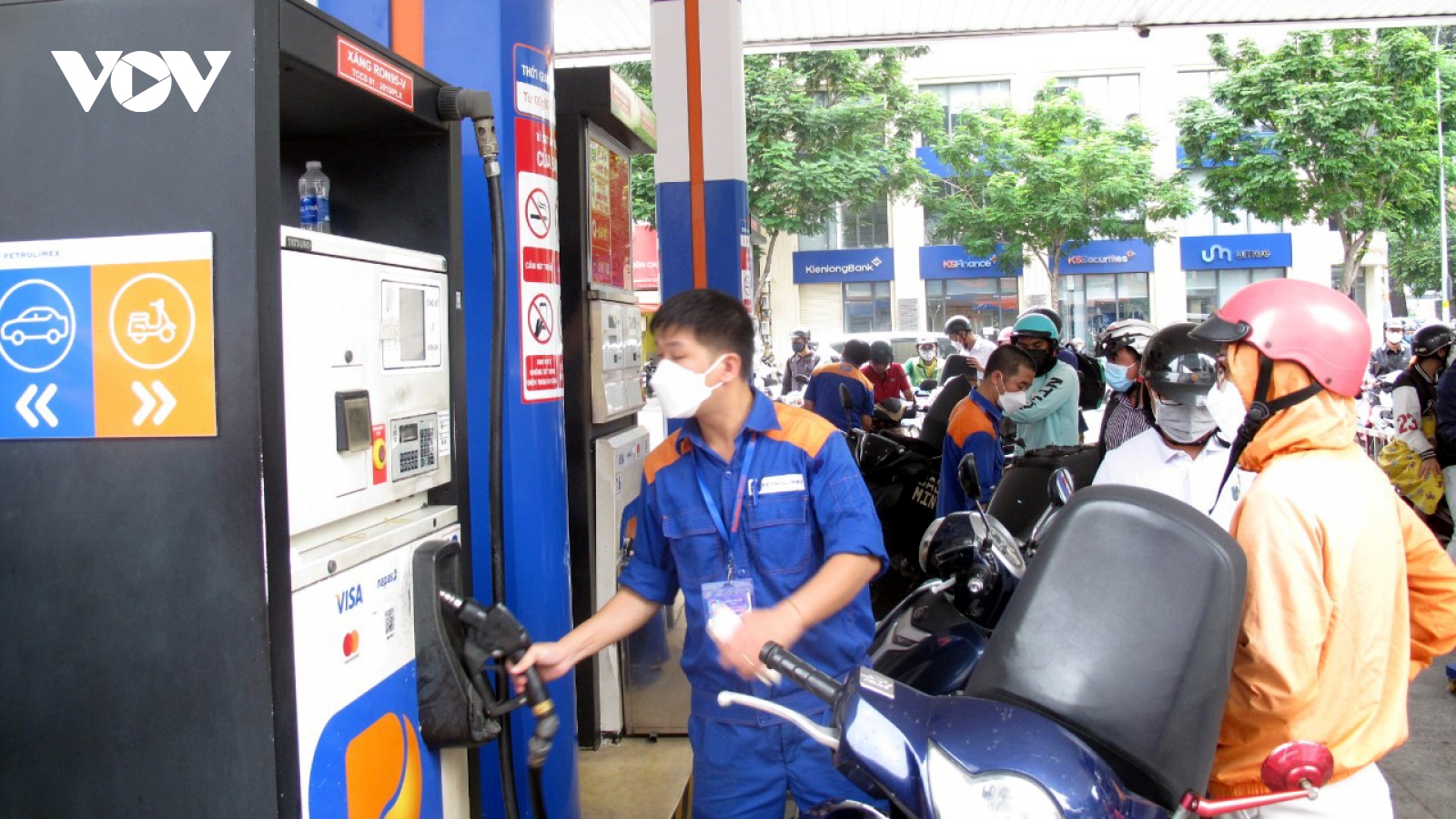 Người dân TP.HCM vẫn chật vật mua xăng