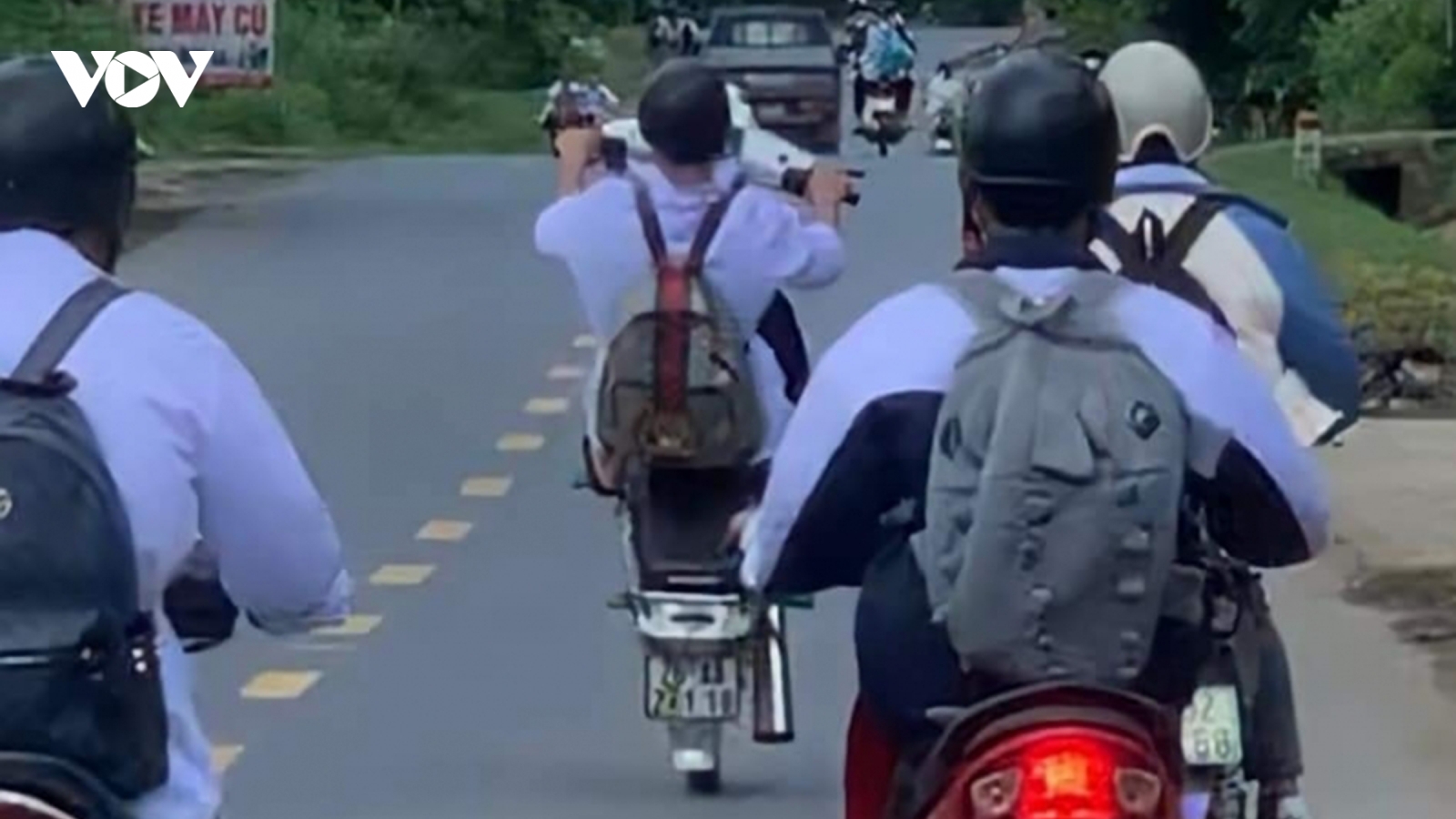 Xử phạt học sinh ở Sơn La đi xe máy bốc đầu