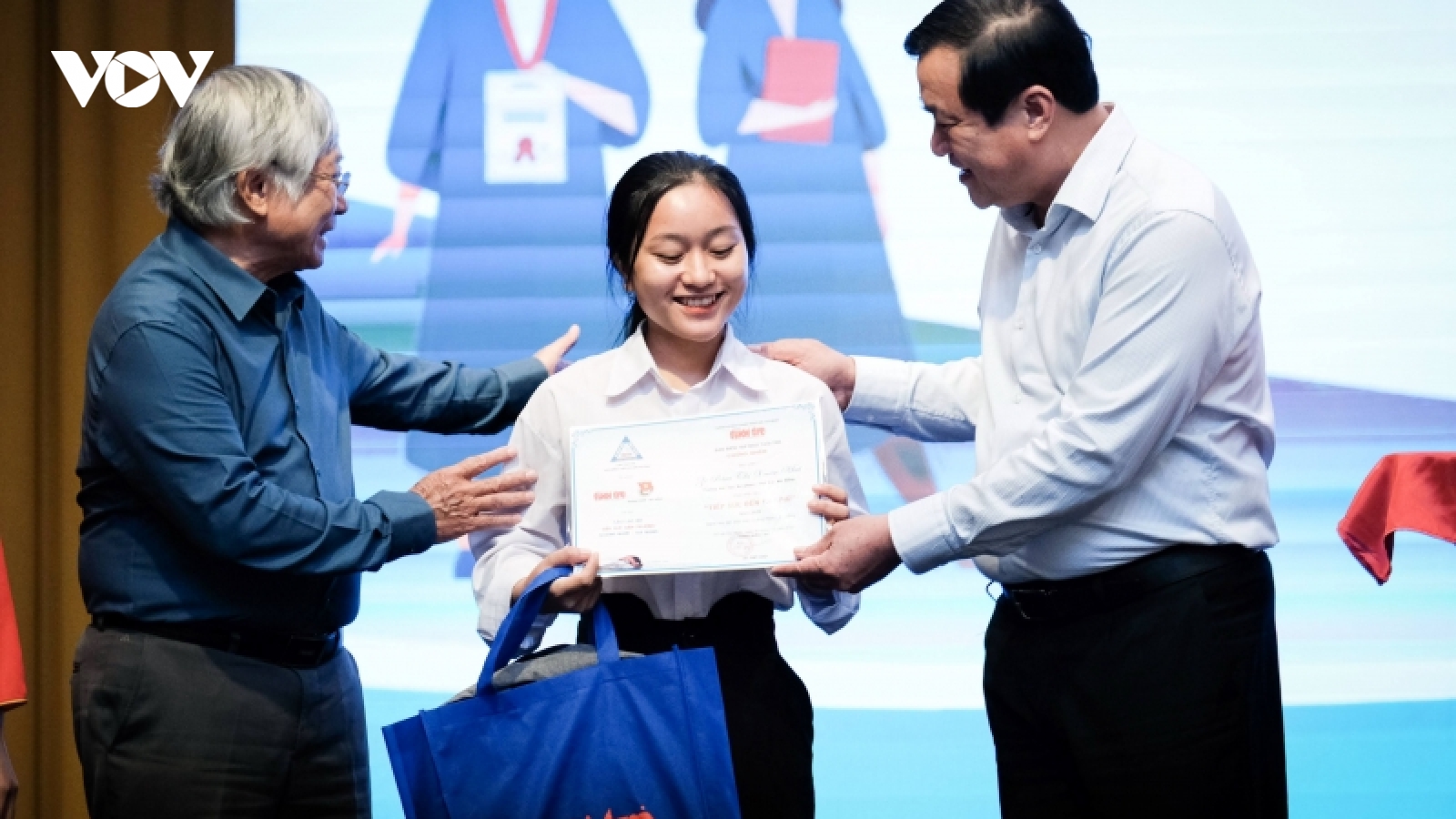 100 tân sinh viên nghèo nhận học bổng "Tiếp sức đến trường"